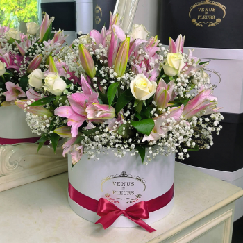 Розовые лилии с розами - 19 шт.