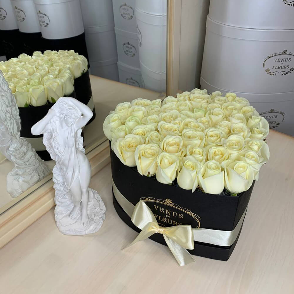 Белые розы в сердце от 41 шт.