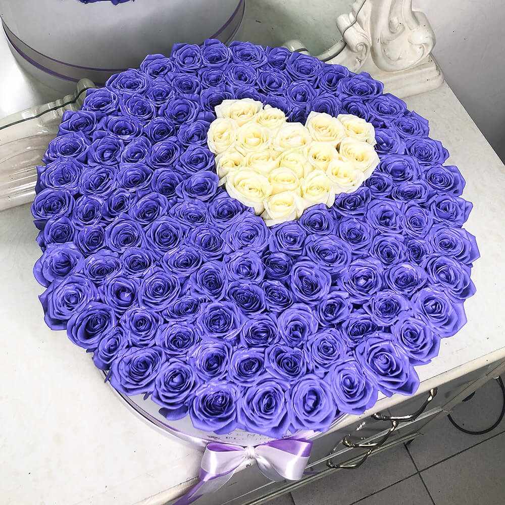 Фиолетовые розы с сердцем от 51 шт.