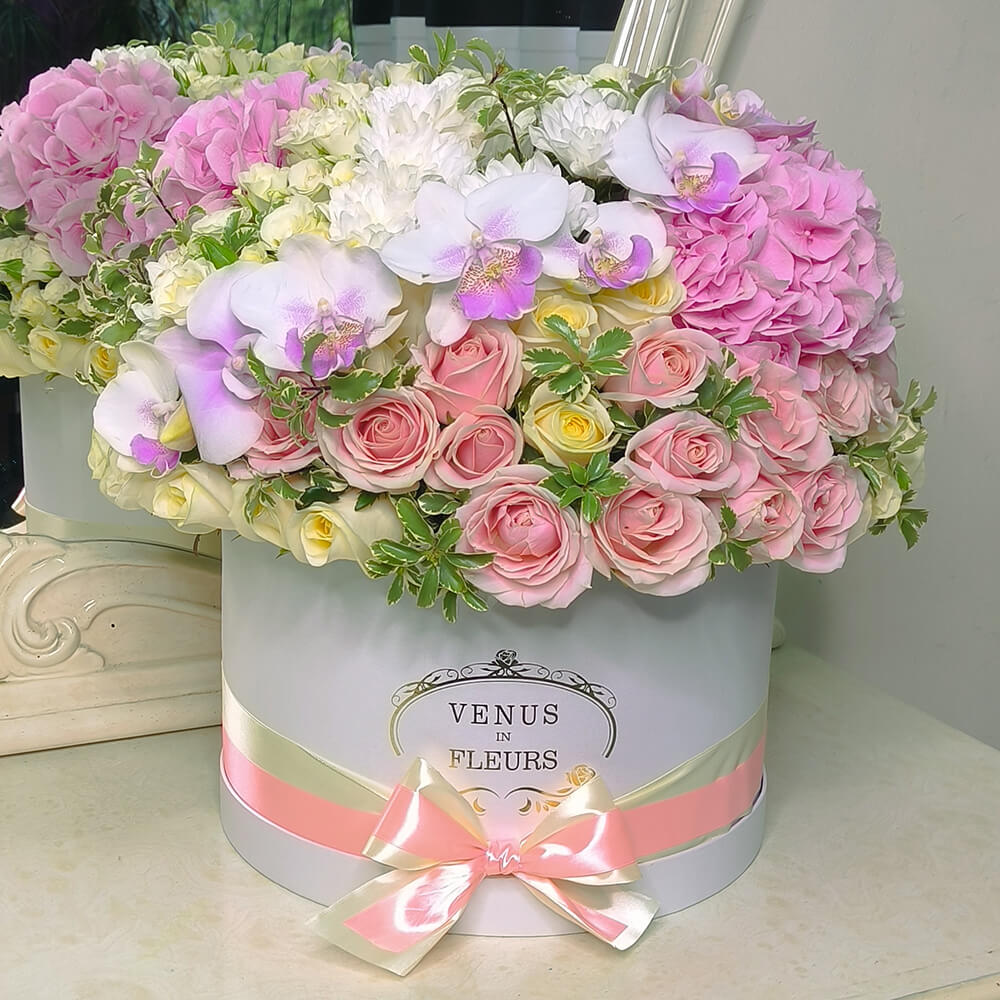 Розы с гортензией в миксе от 51 шт.