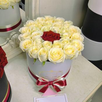 Белые розы в коробке от 9 шт. Белые розы в коробке от 9 шт.