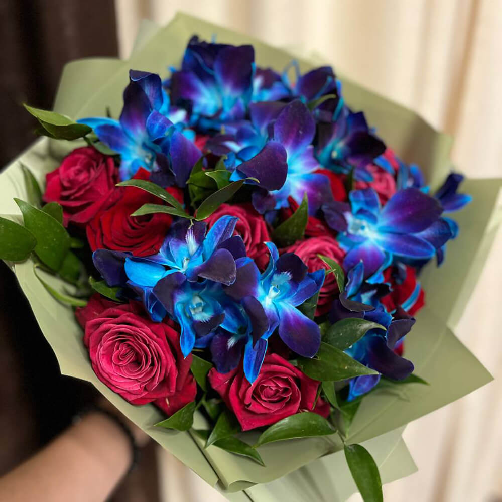 Розы с синими орхидеями - 65 шт.