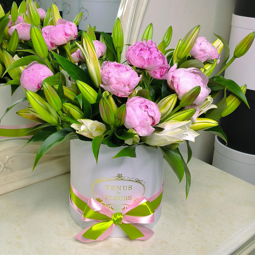 Лилии и пионы в коробке - 19 шт.