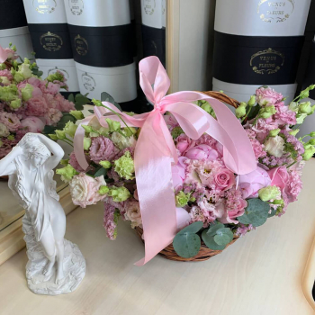 Пионы с эустомой в корзине - 41 шт.