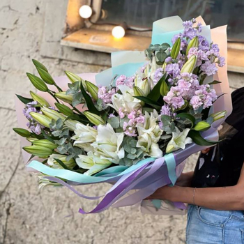 Лилии с маттиолами в букете - 19 шт.