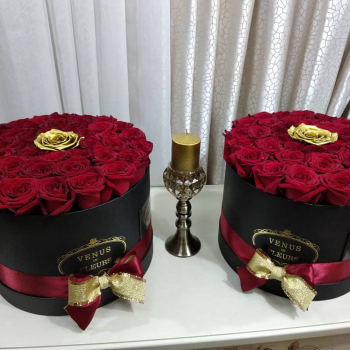 Красные розы в коробке от 9 шт.