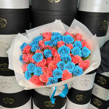 Букет розовых и голубых роз - 51 шт.