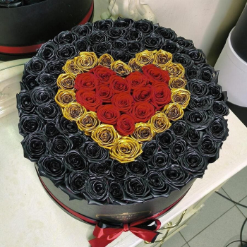 Черные розы с сердцем - 81 шт.