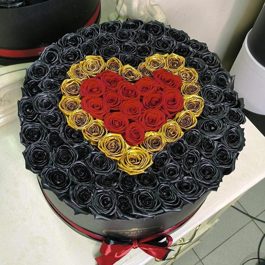 Черные розы с сердцем - 101 шт.