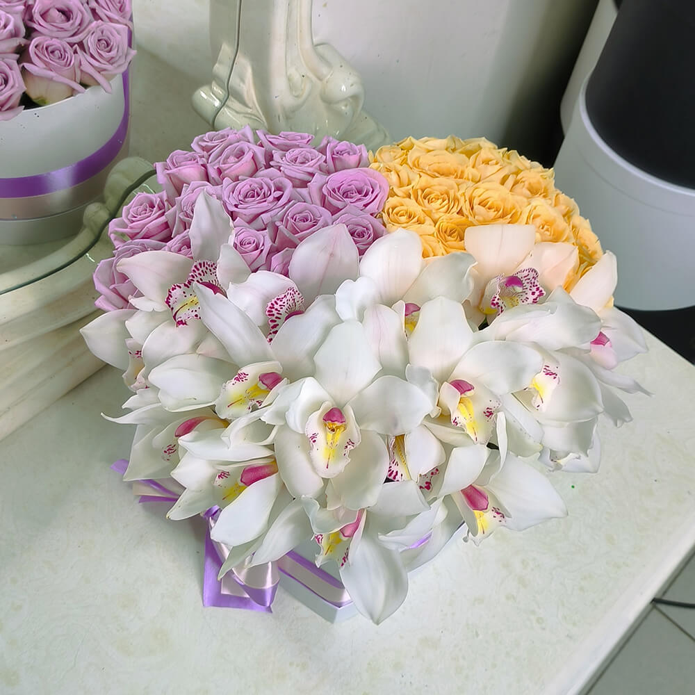 Букет из нежных роз и орхидей в коробке сердце - 51 шт. 