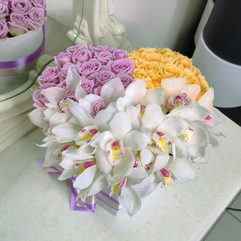 Букет из нежных роз и орхидей в коробке сердце - 51 шт. 