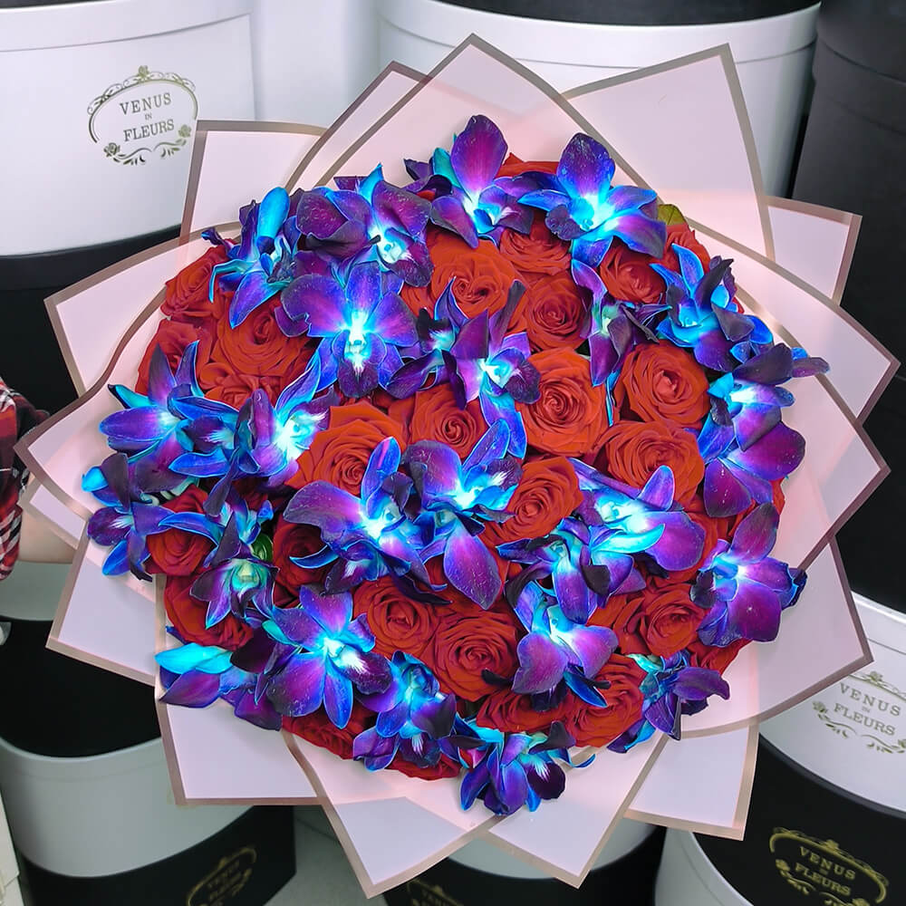 Розы с синими орхидеями - 101 шт.