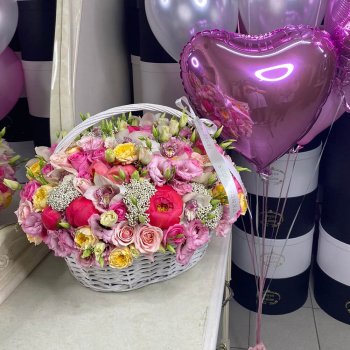 Розовый микс цветов в корзине от 85 шт.