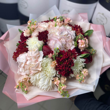 Гортензии с пионами в букете - 35 шт.