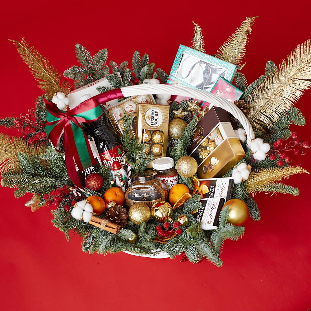 Новогодняя корзина с шоколадом - 51 шт.