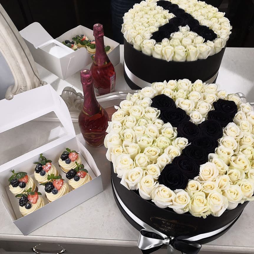 Белые розы с черной буквой от 51 шт.