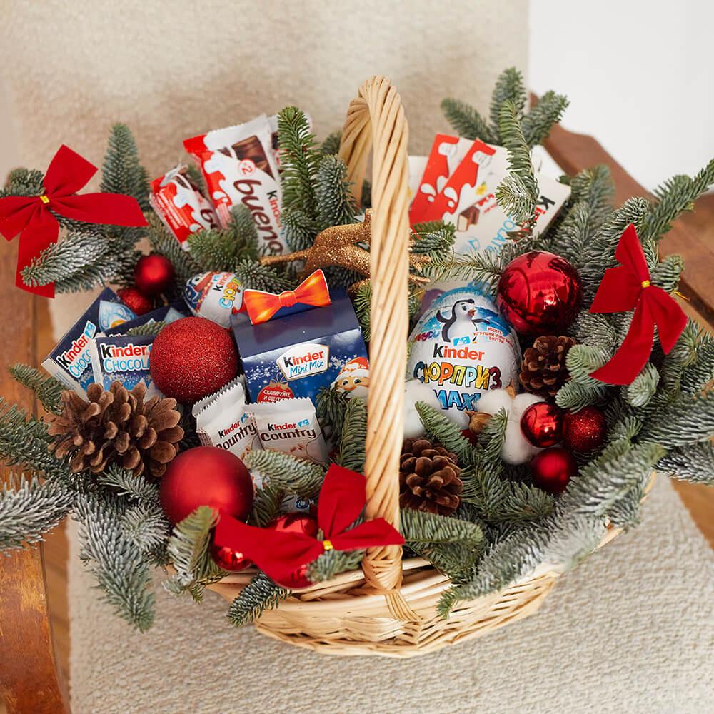 Новогодняя корзина с киндерами - 59 шт.