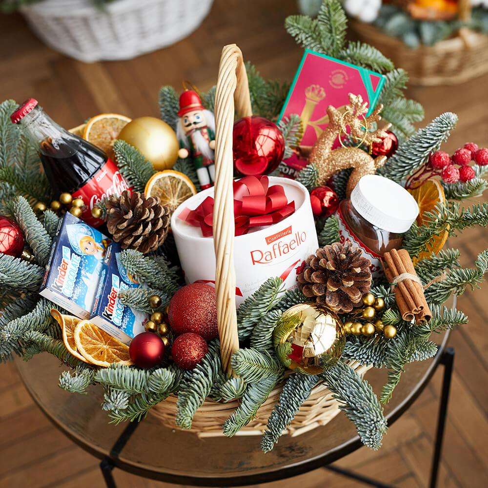 Новогодняя корзина с Raffaello - 29 шт.