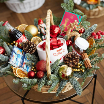 Новогодняя корзина с Raffaello - 29 шт.