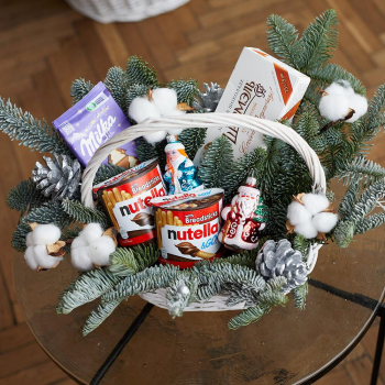 Новогодняя корзина со сладостями - 15 шт.