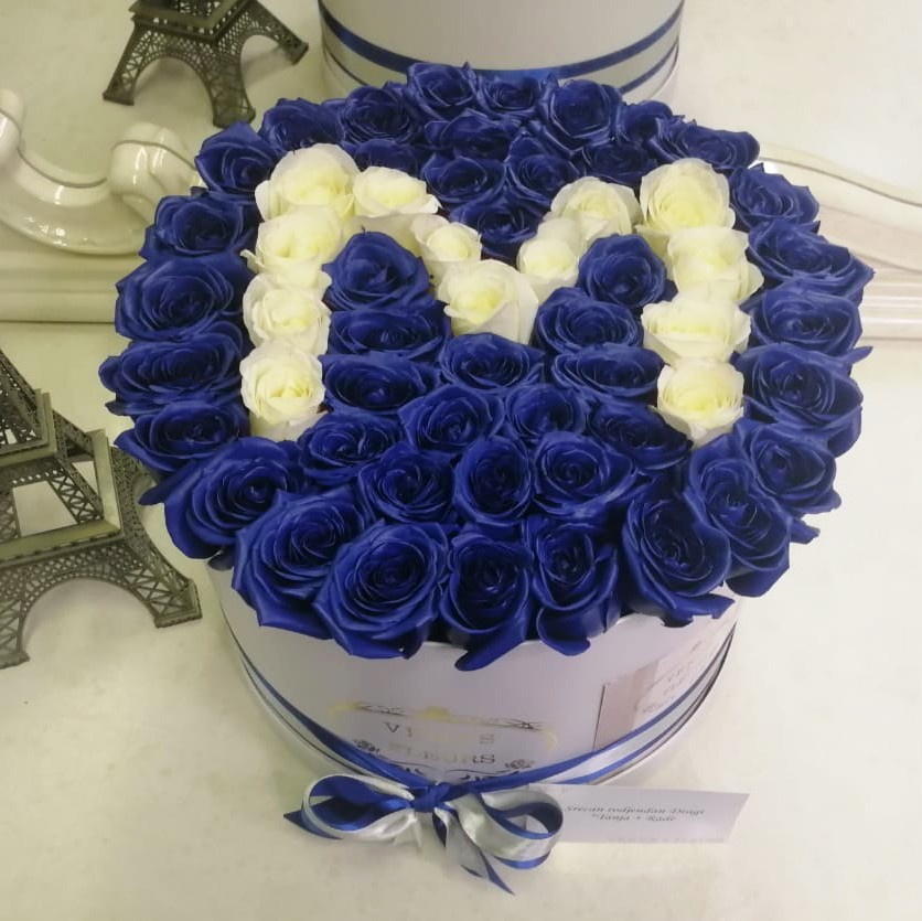 Синие розы с буквой от 51 шт.