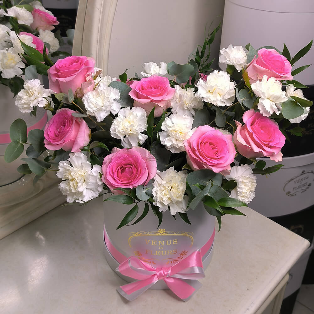 Белые гвоздики с розовыми розами - 29 шт.