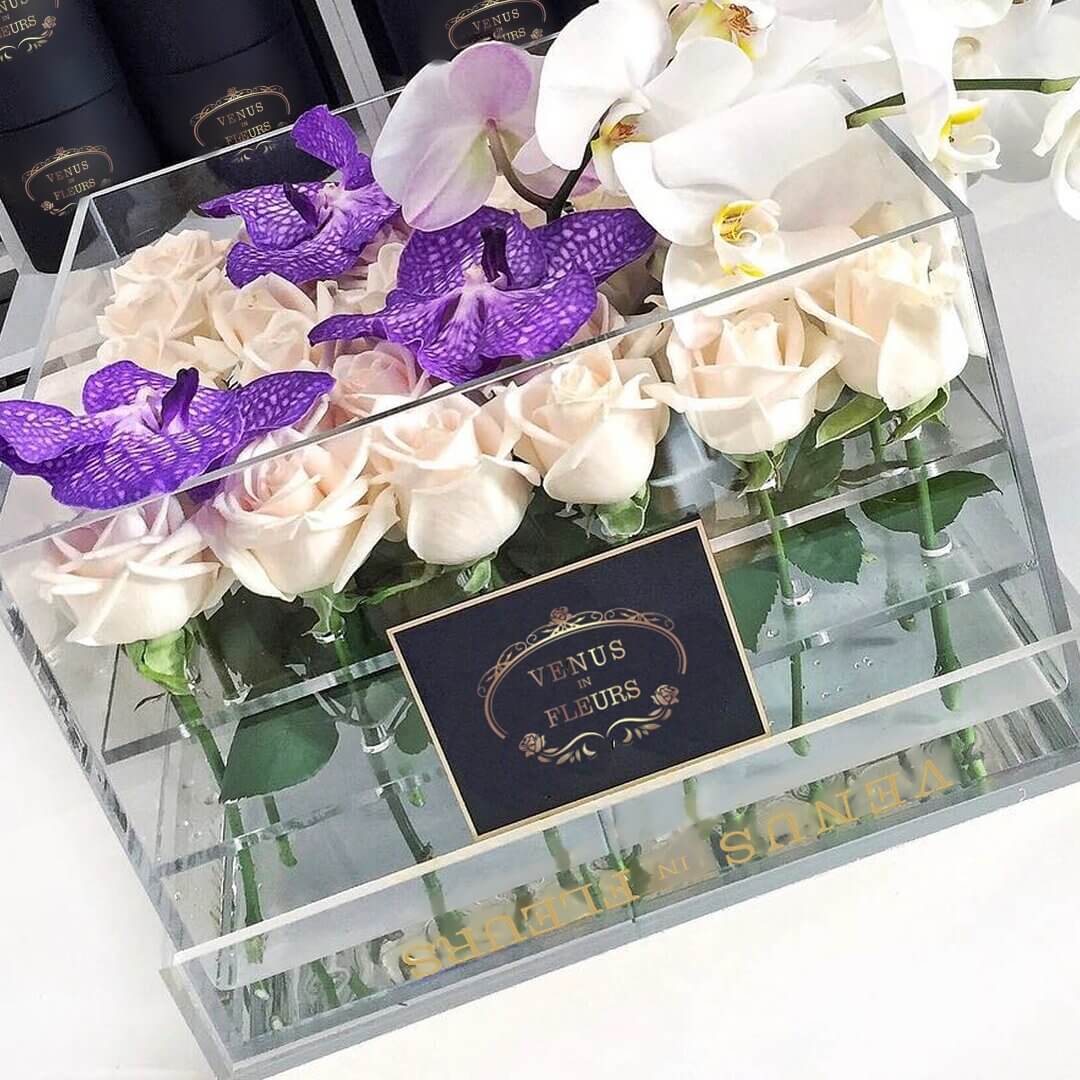 Белые розы с орхидеей в стеклянной коробке - 25 шт.