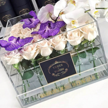 Белые розы с орхидеей в кубе - 25 шт.