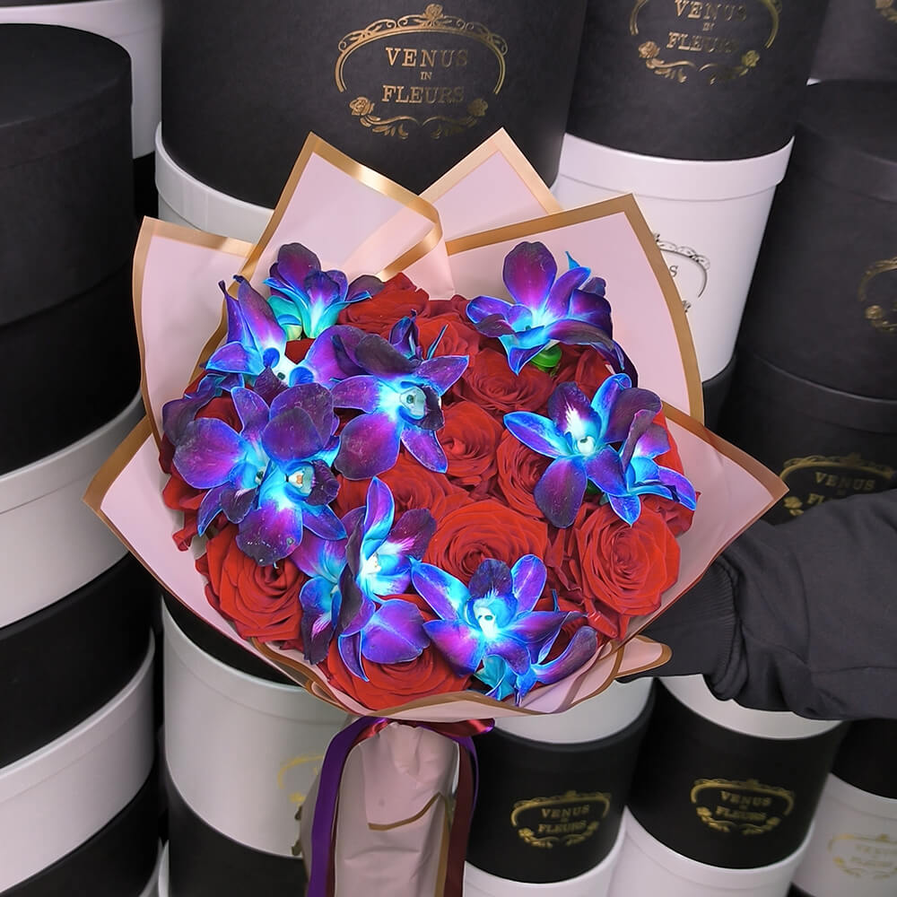 Розы с синими орхидеями - 31 шт.