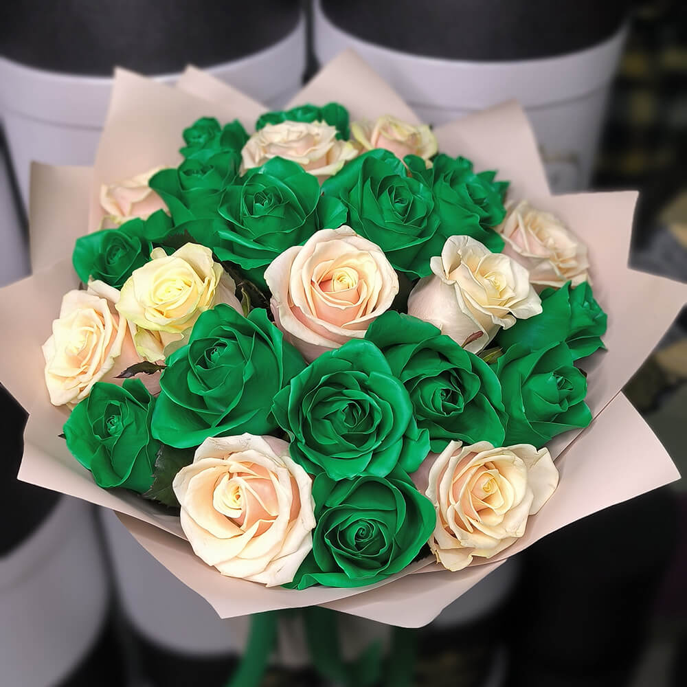 Букет кремовых и зеленых роз - 31 шт.