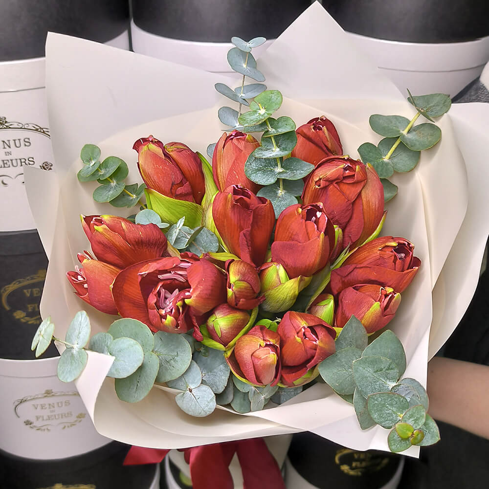 Красные амариллисы с эвкалиптом - 9 шт.