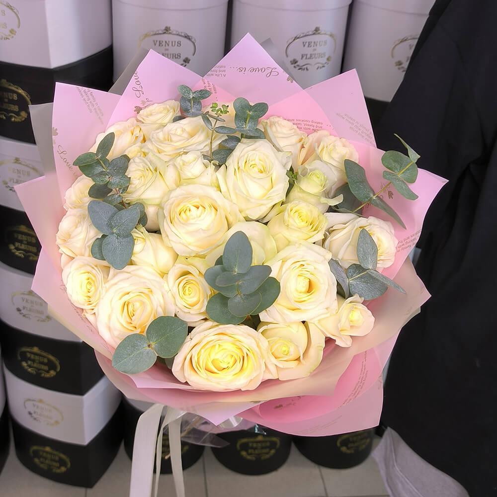 Букет белых роз с эвкалиптом - 35 шт.