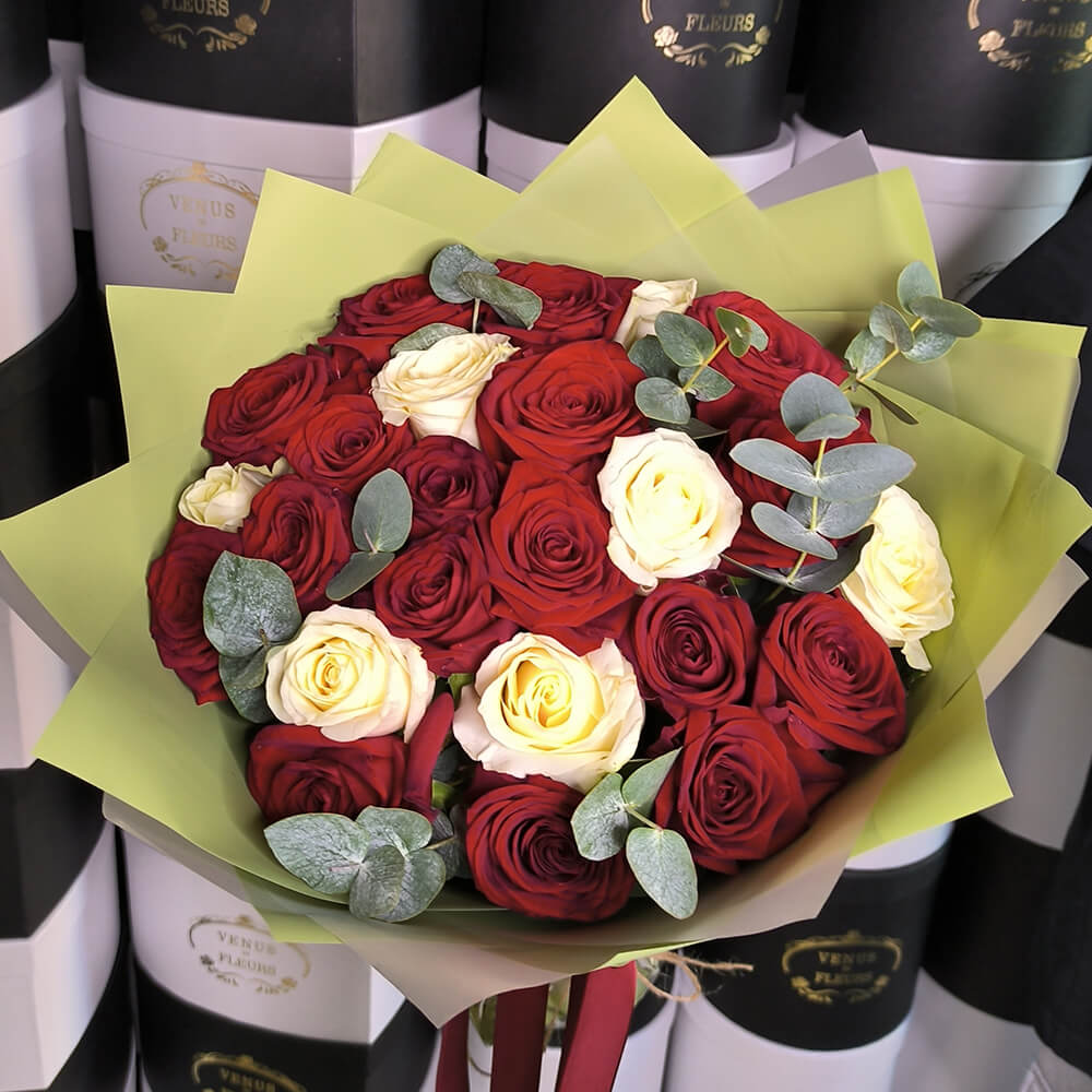 Красно-белые розы с эвкалиптом в букете - 25 шт.