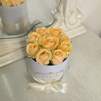 Персиковые розы в коробке от 9 шт.