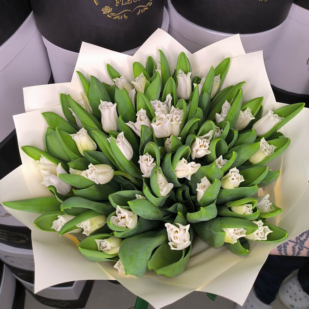 51 белый тюльпан в букете