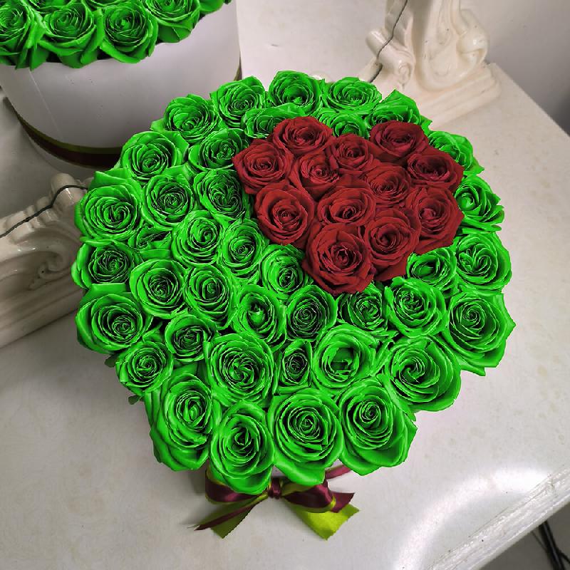 Зеленые розы с сердцем - 65 шт.
