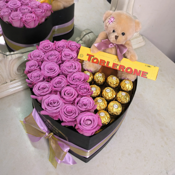 Фиолетовые розы с мишкой от 31 шт.