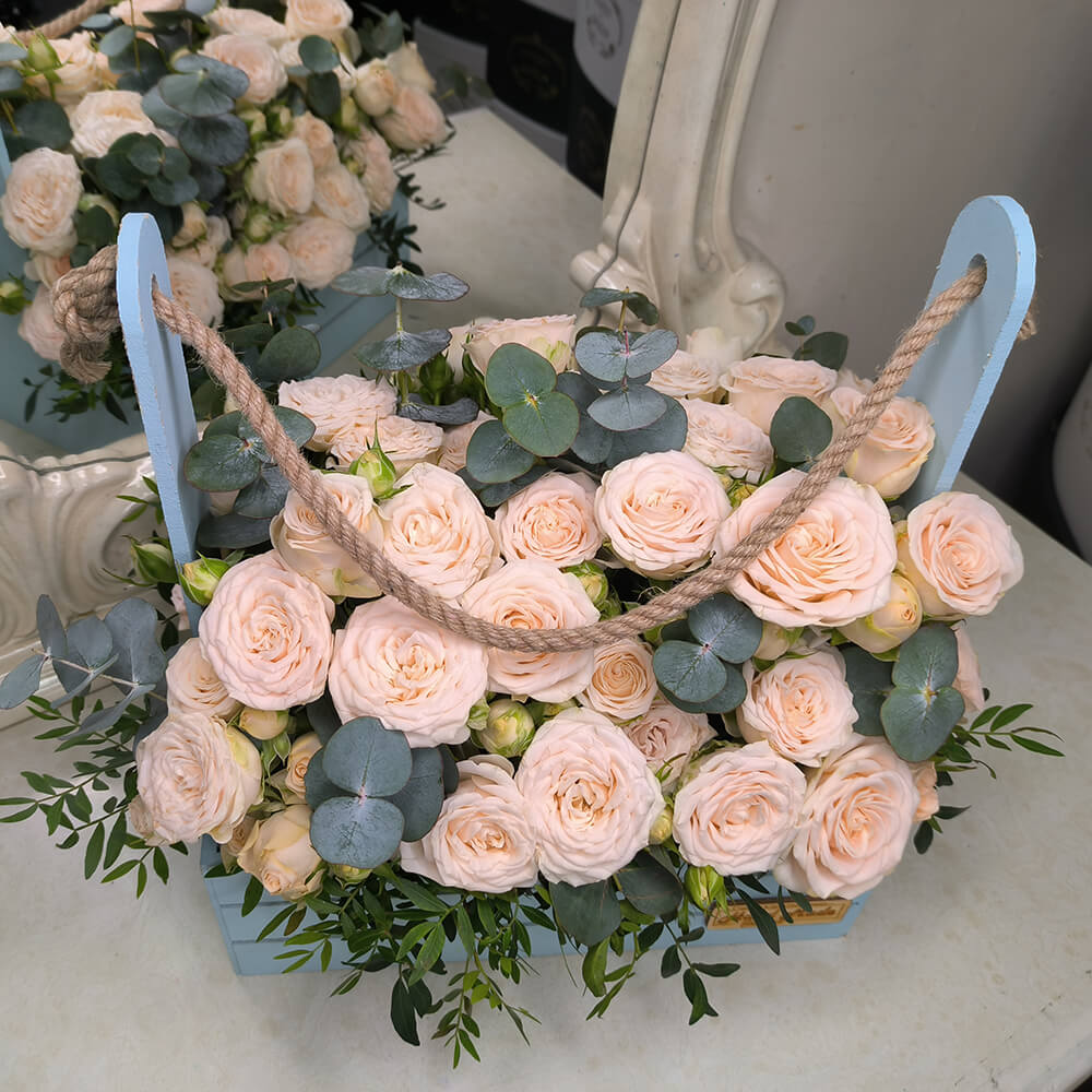 Кремовые кустовые розы в кашпо - 31 шт.