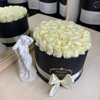 Белые розы в коробке от 9 шт.