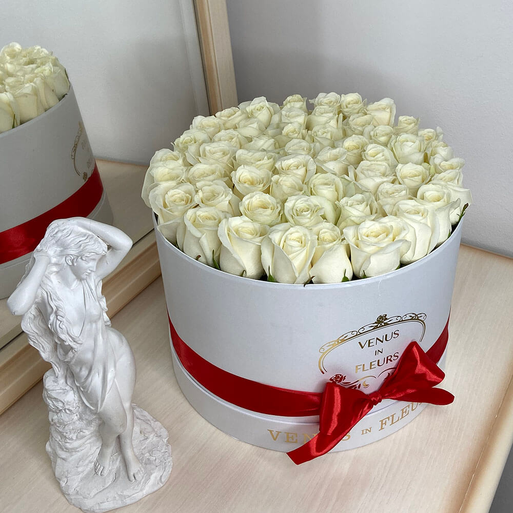 Белые розы в коробке от 9 шт.