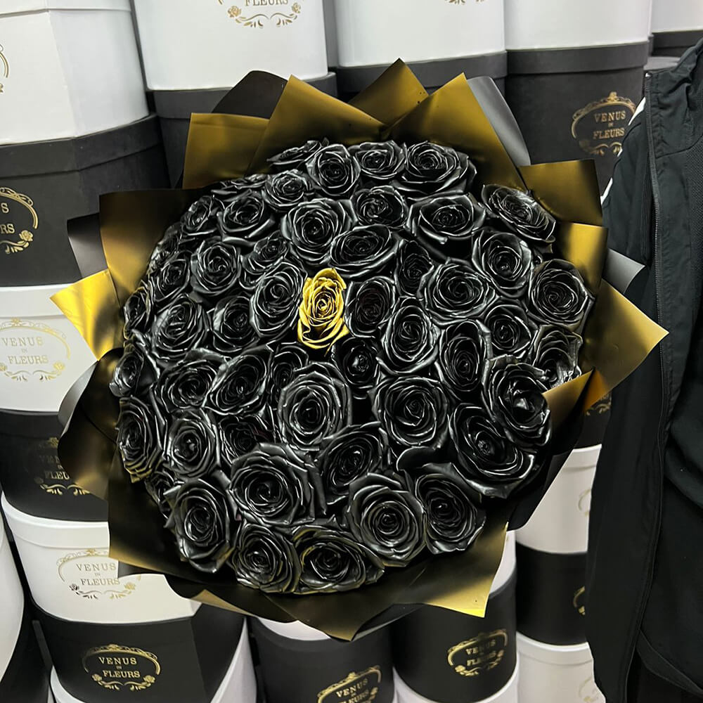 Букет черных роз с одной золотой от 9 шт.