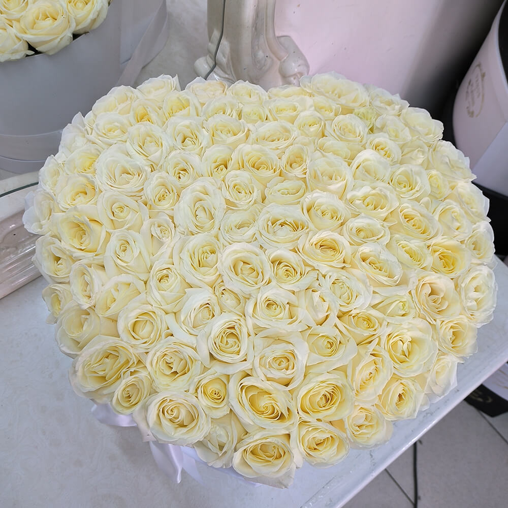 Белые розы в сердце - 81 шт.