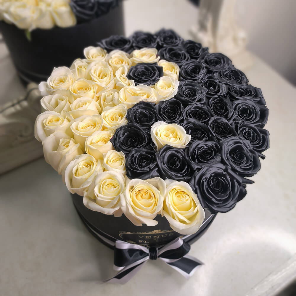 Черно-белые розы "Инь-Янь" - 65 шт.