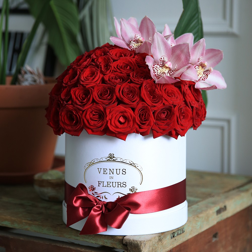 Красные розы с орхидеями от 51 шт.