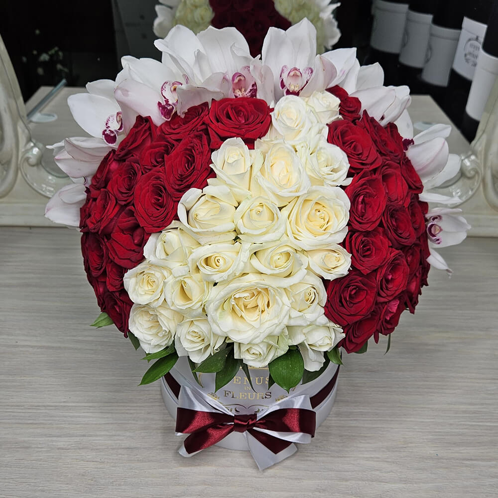 Красно-белые розы с цимбидиумом - 131 шт.