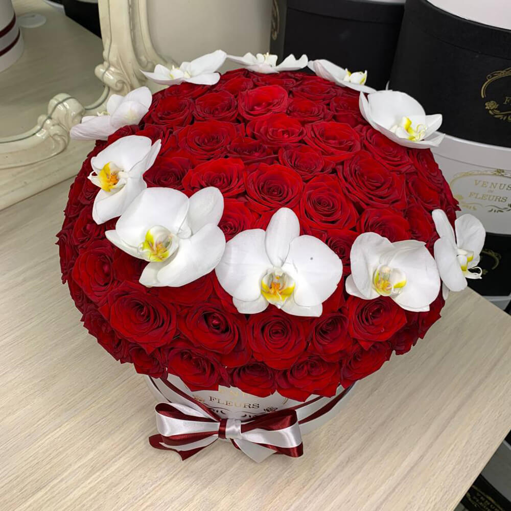 Красные розы с орхидеями (шар) - 101 шт.
