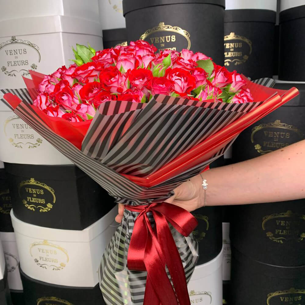 Красные кустовые розы - 51 шт.
