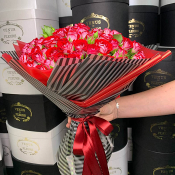 Красные кустовые розы - 51 шт.