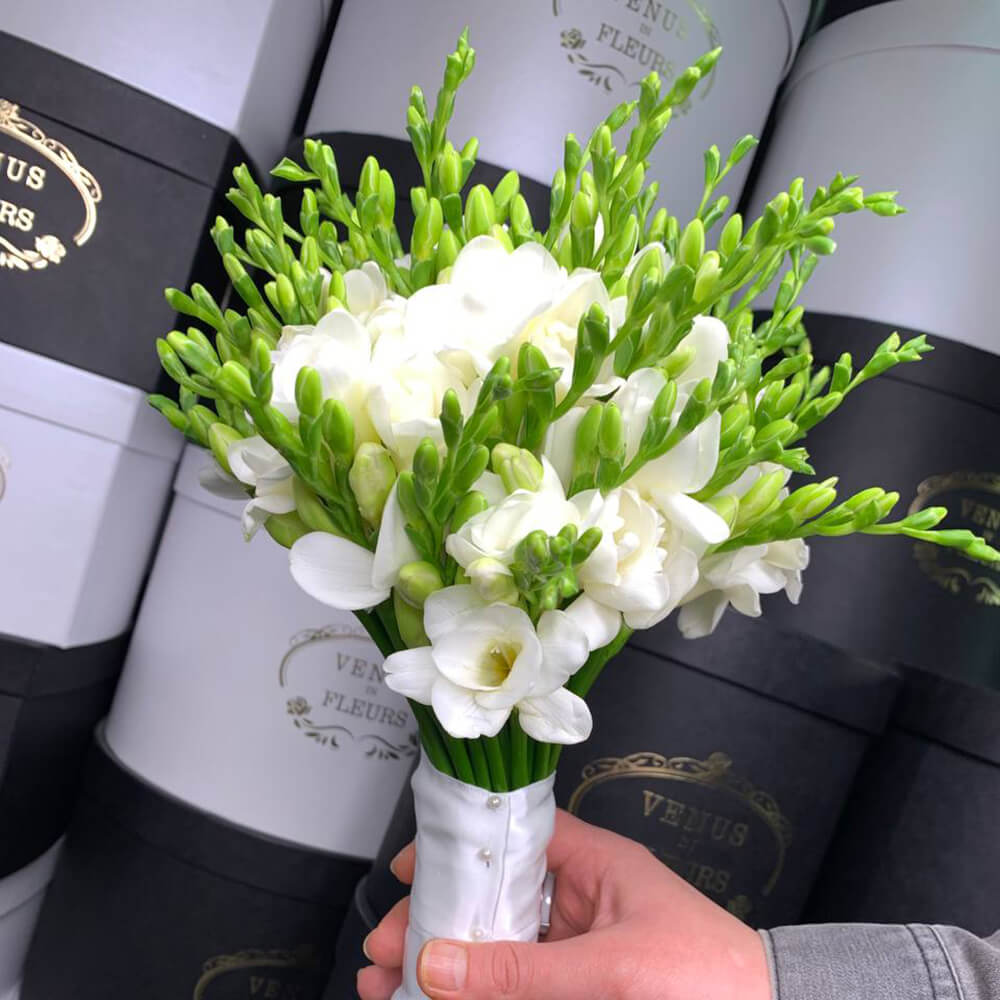 Букет невесты из белой фрезии - 51 шт.