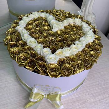 Золотые розы с сердцем - 101 шт.